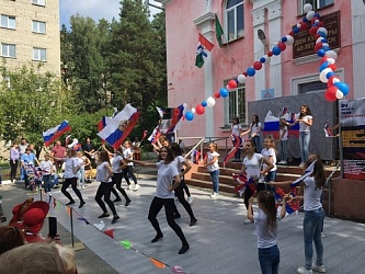 Праздничный концерт ДК «40 лет ВЛКСМ» собрал более 200 первомайцев